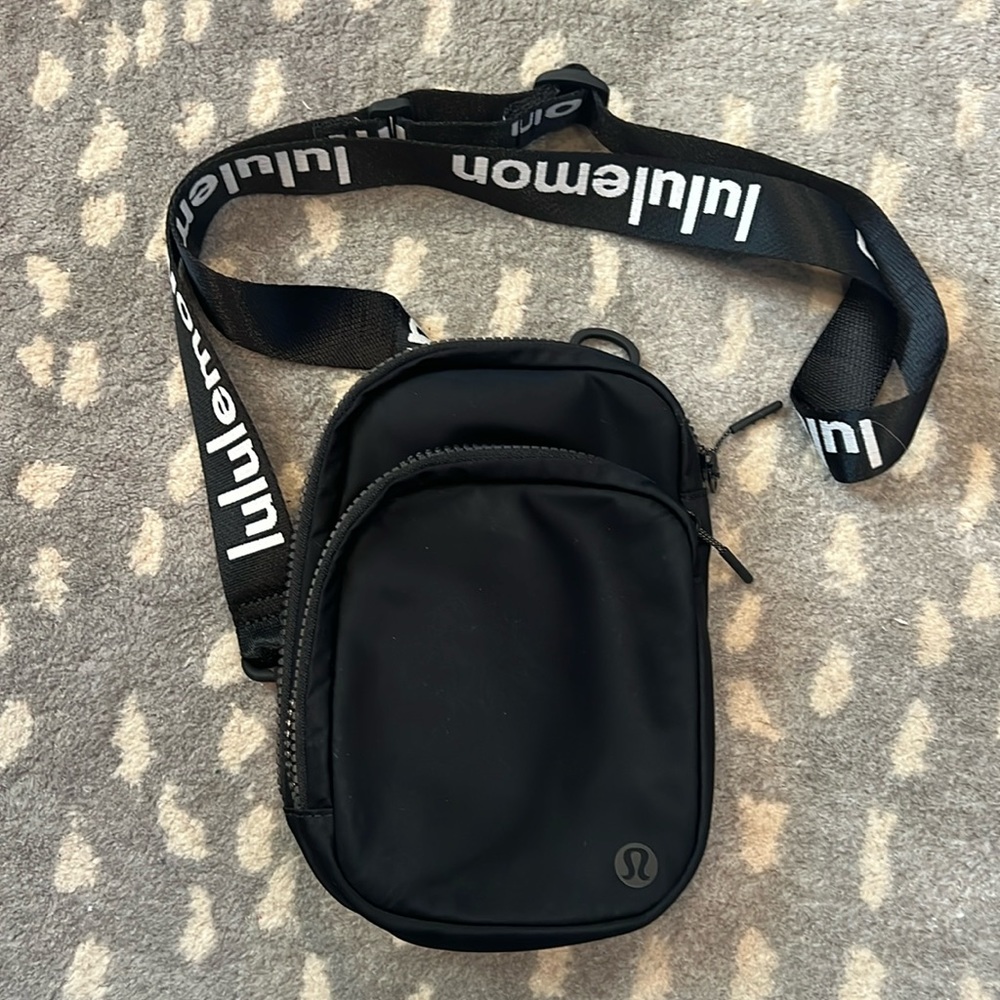 Lululemon black crossbody bag, EUC